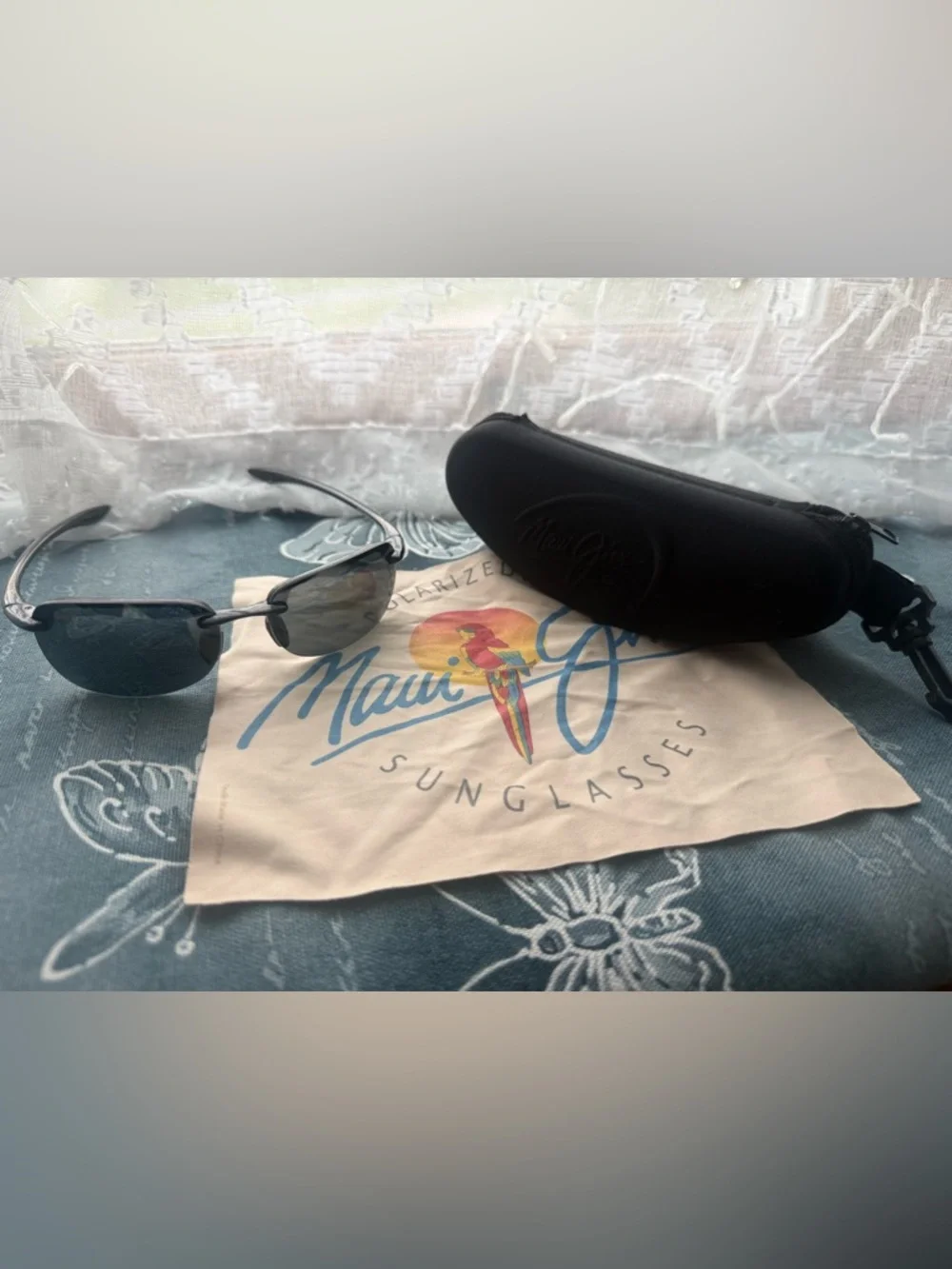 Maui Jim sport Black sunglasses cloth and Embossed Logo Sunglass Case with clip